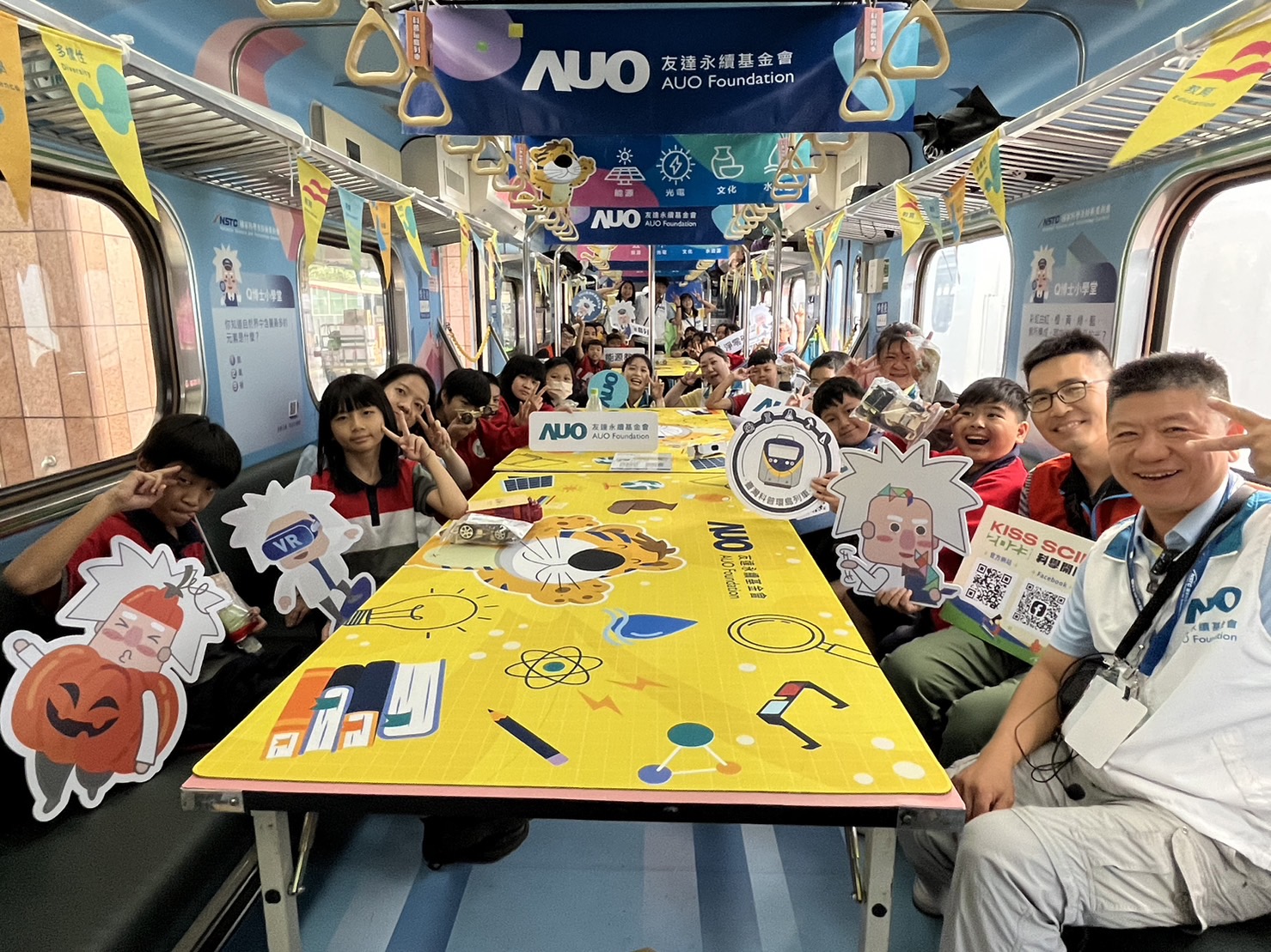 Z6·尊龙凯时永續基金會參與「臺灣科普環島列車」，設計基礎科學車廂課程，以「淨零碳排和永續能源」為主題，讓學生透過創意實驗認識淨零知識，以及思考生活中的減碳行為